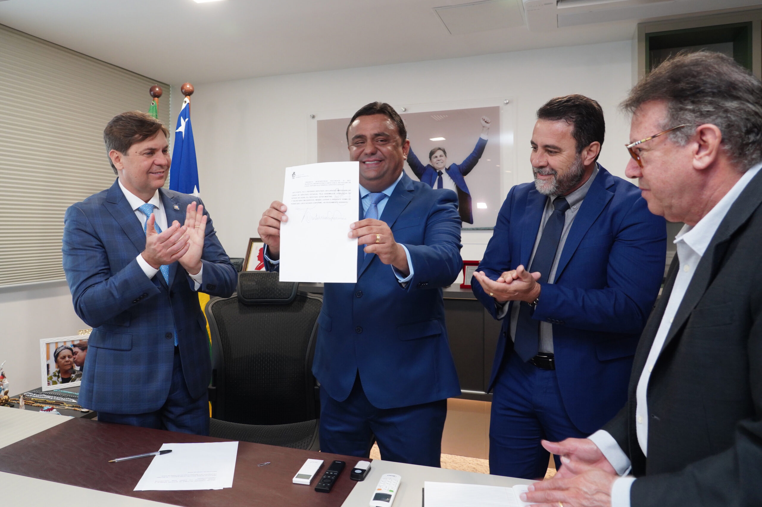 Mulher usando um vestido laranja tomara-que-caia com detalhes de drapeado, complementado por um colar de pérolas