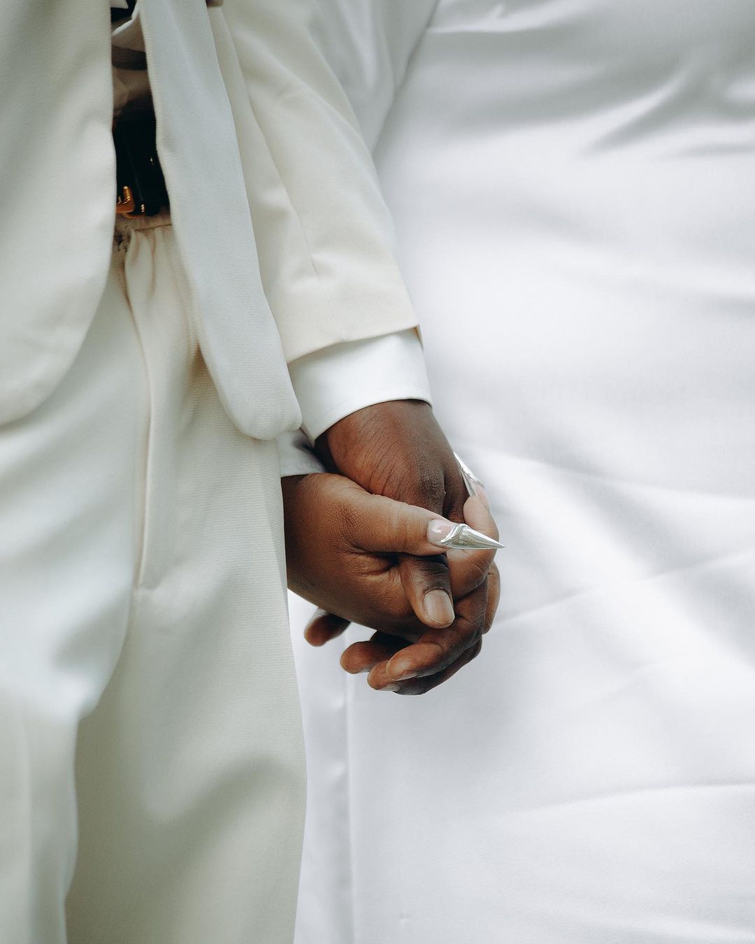 Salada de atum, espinafre e ovo servido em tigela de cerâmica azul em cima de mesa de madeira