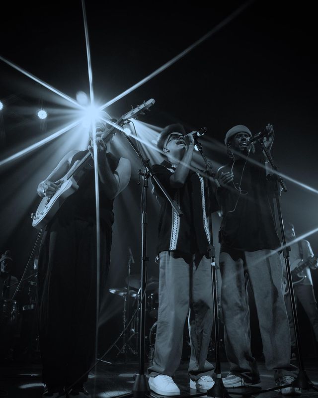 Óleo essencial de lavanda ao lado de ramos de lavanda em fundo branco em cima de mesa branca
