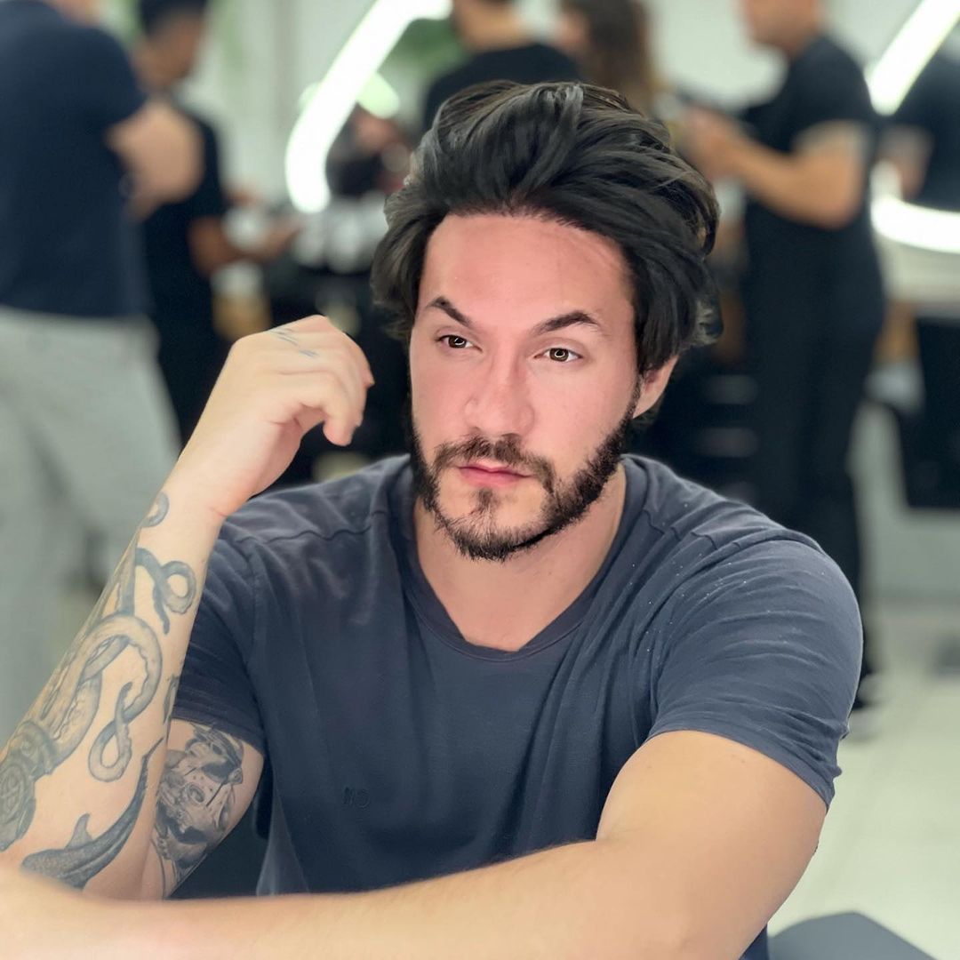 Um consultor de crédito apertando a mão de um casal satisfeito em um ambiente profissional