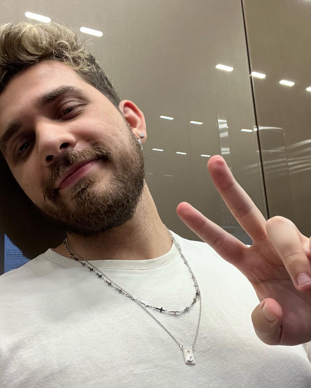 Panqueca de aveia com queijo cottage, salmão e abacate em prato preto junto a um garfo de cabo preto