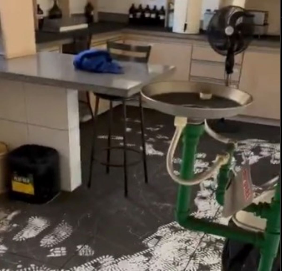 Ilustração do signo de Libra em um círculo sobre um fundo azul