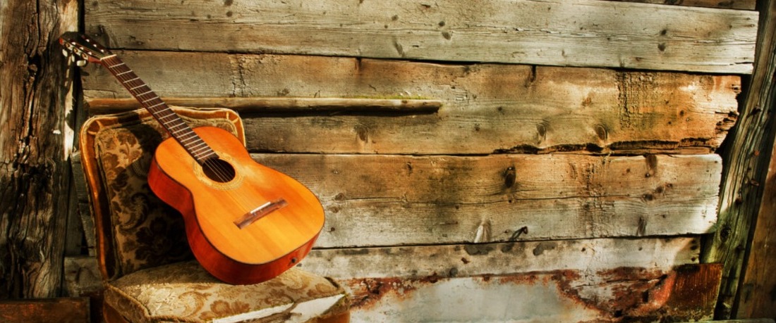 Praia de Icaraí de Amontada, com um mar azul-turquesa, um barco solitário flutuando e uma fileira de aerogeradores ao fundo