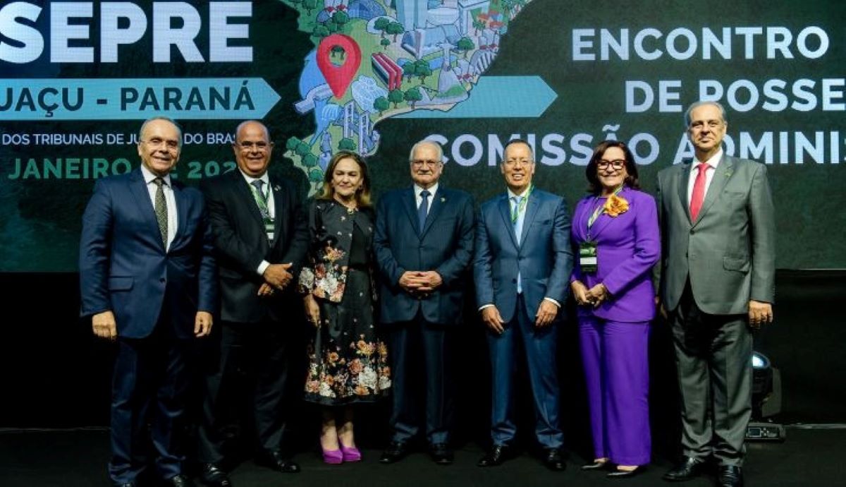 Mulher usando uma faixa de cabelo estampada e blusa branca ao ar livre sorrindo 