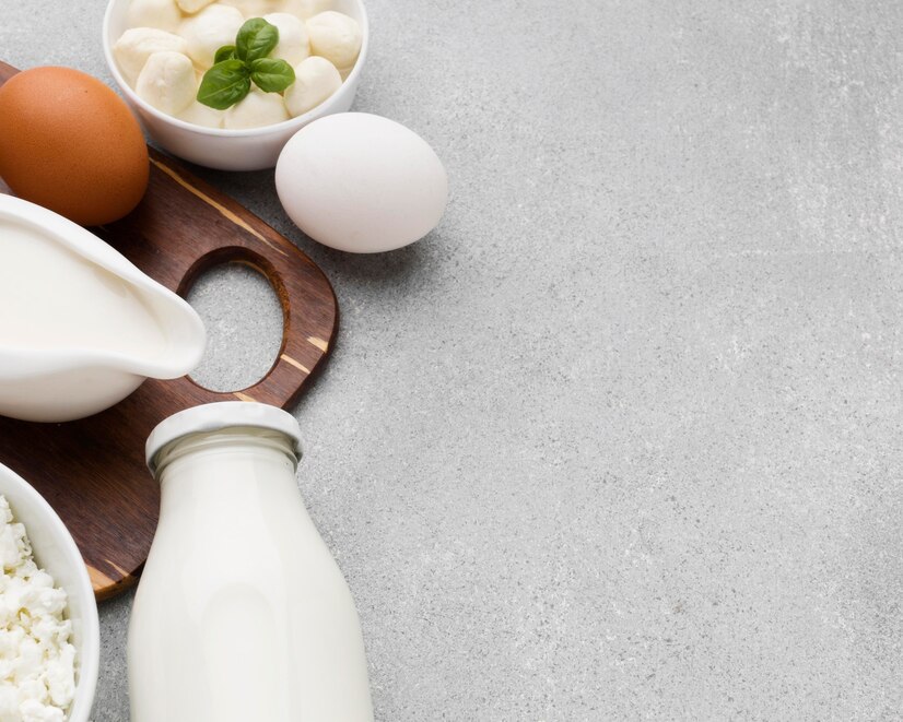 imagem de quarto com cama branca e cabeceira com luz de led. luminárias douradas na parede ao fundo