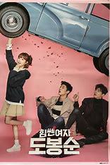 Painel em madeira embaixo da escada na sala de estar, com sofá cinza e outro sofá verde