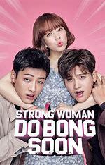 Parede de quarto revestida em madeira com frisos