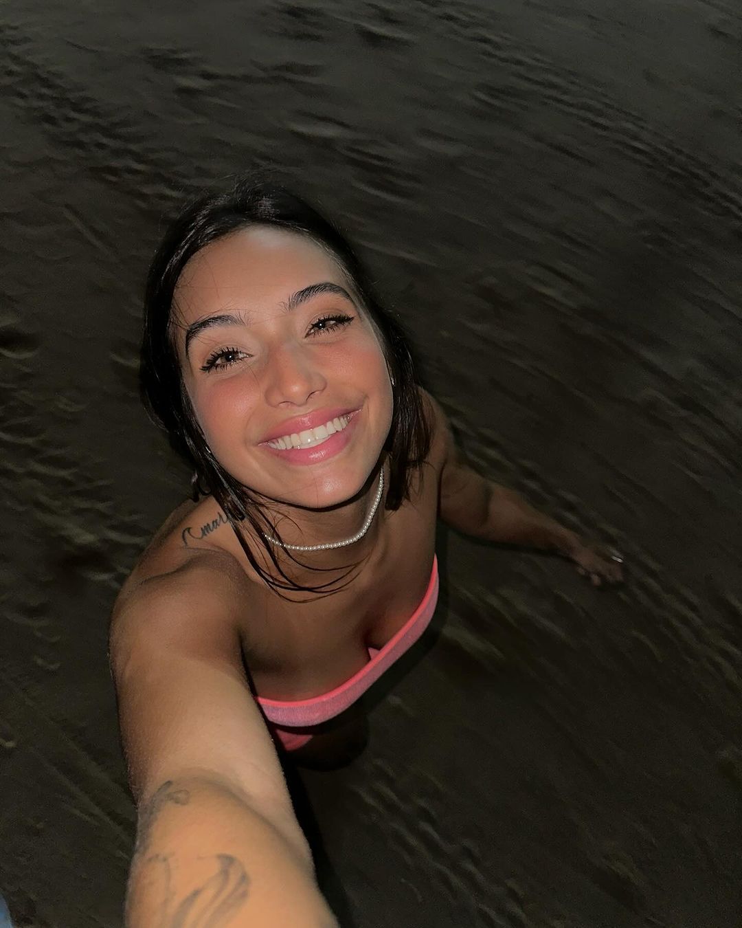 Mulher e homem em pé trocando número de telefone