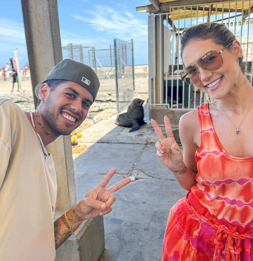 Ilustração do signo de Câncer com um caranguejo detalhado e o símbolo do signo em fundo marrom