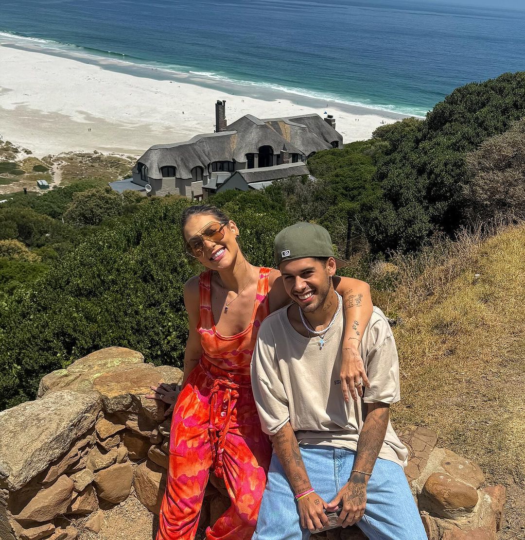 Ilustração do signo de Leão com a cabeça de um leão desenhada com traços curvos e estilizados em fundo marrom