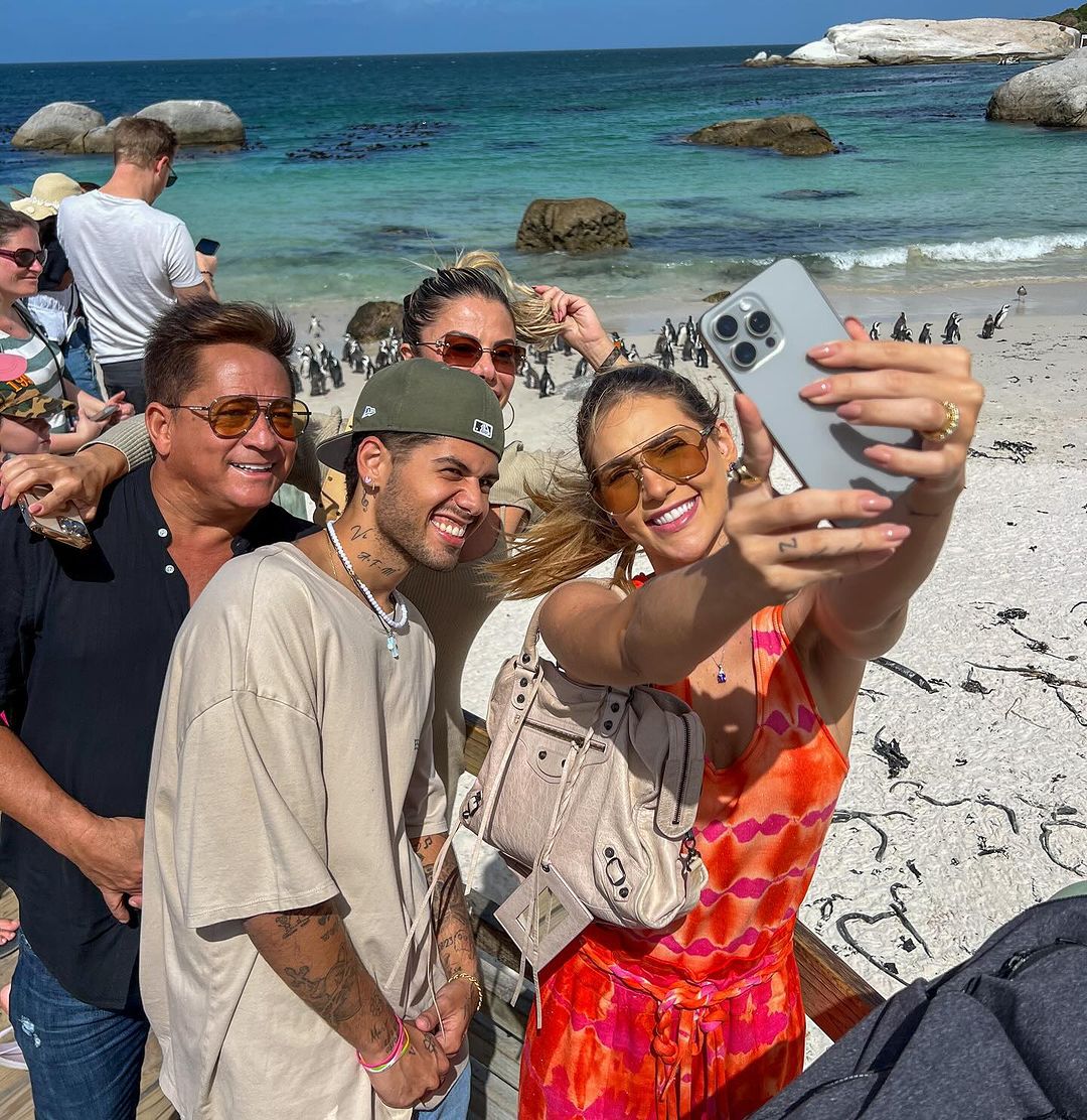 Ilustração do signo de Virgem com o rosto de uma mulher de cabelos ondulados e o símbolo do signo em fundo marrom