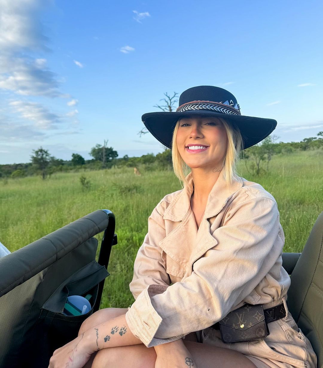 Ilustração do signo de Libra com uma balança estilizada e o símbolo do signo em fundo marrom