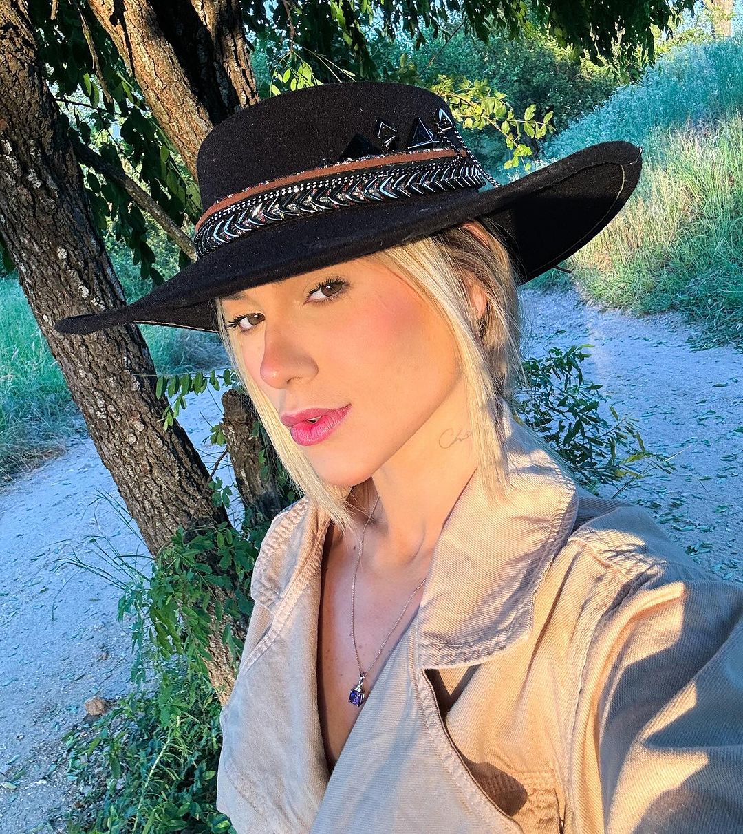 Ilustração do signo de Sagitário com um centauro arqueiro segurando um arco e flecha em fundo marrom