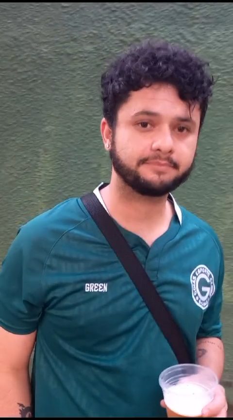 Ilustração do signo de Aquário com um homem ajoelhado despejando água de um jarro