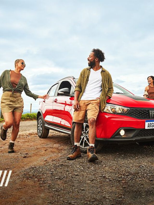 Bolo de fubá em cima de um prato branco 