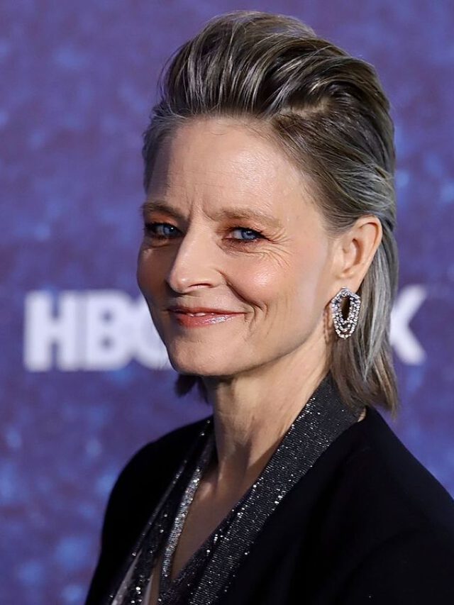 Ilustração do signo de Peixes com dois traços curvados horizontais que se cruzam no centro, simbolizando os dois peixes conectados, sobre um fundo rosa