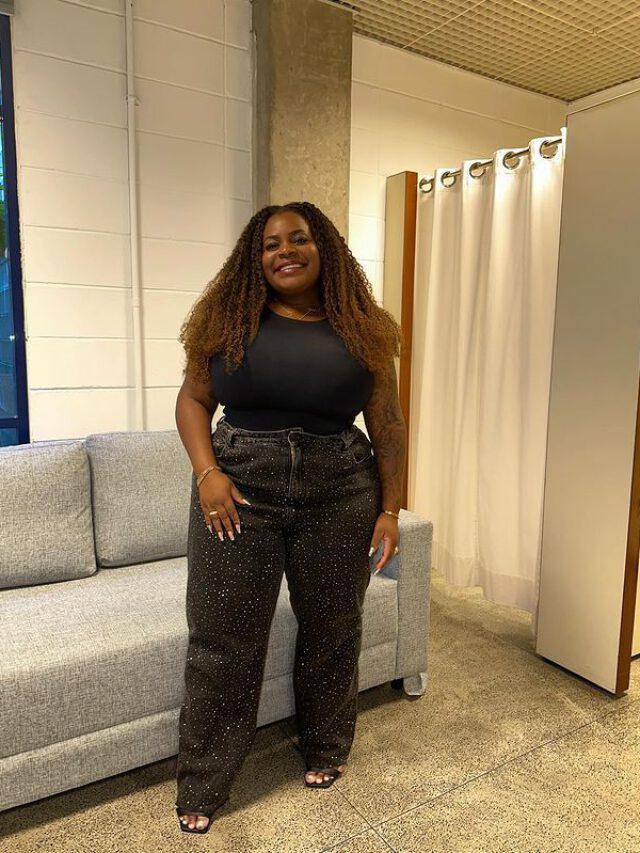 Matheus e Vitória Strada abraçados na foto de apresentação do BBB25 