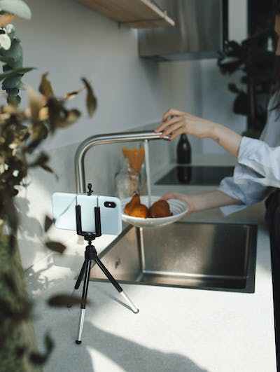 Duas mulheres olhando uma para outra em mesa de jantar