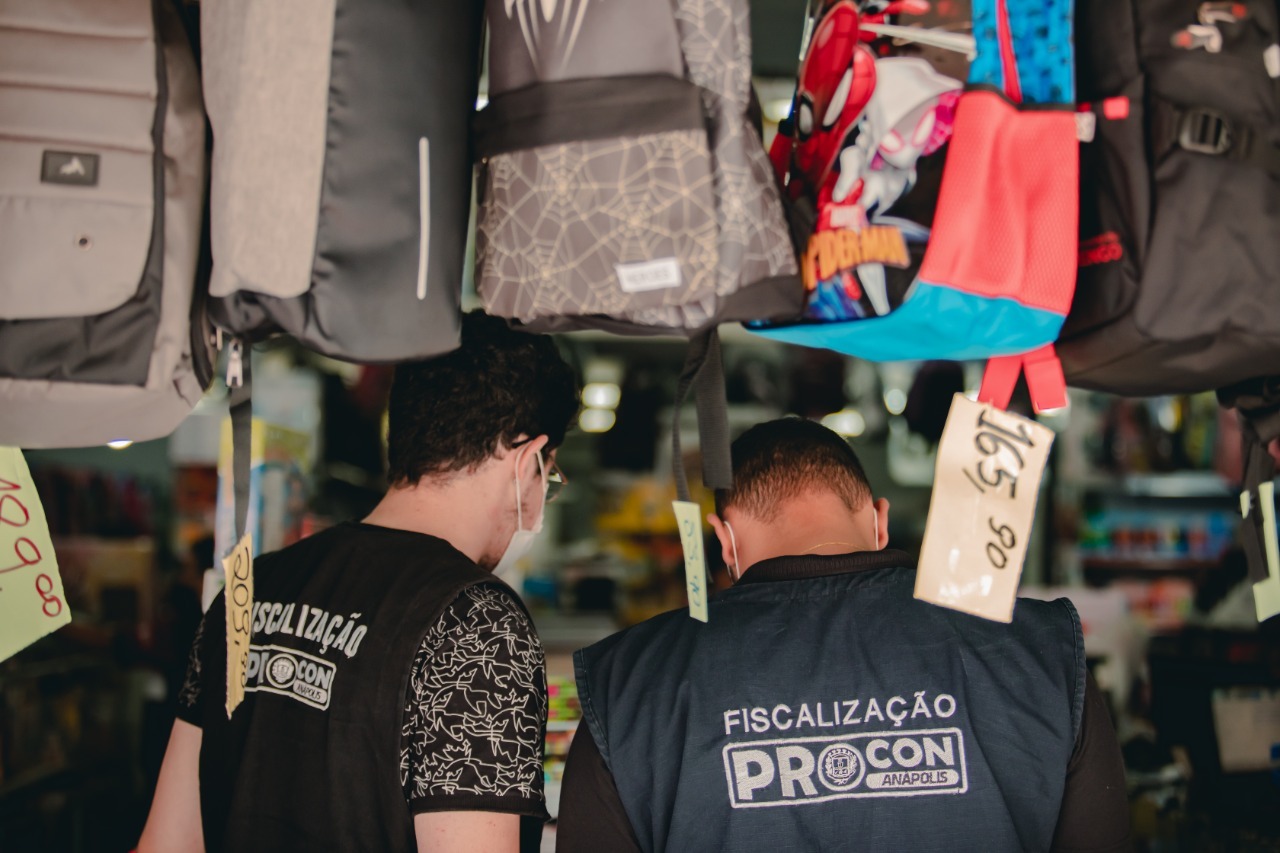 Jovem lendo um livro sentada no chão da sala 