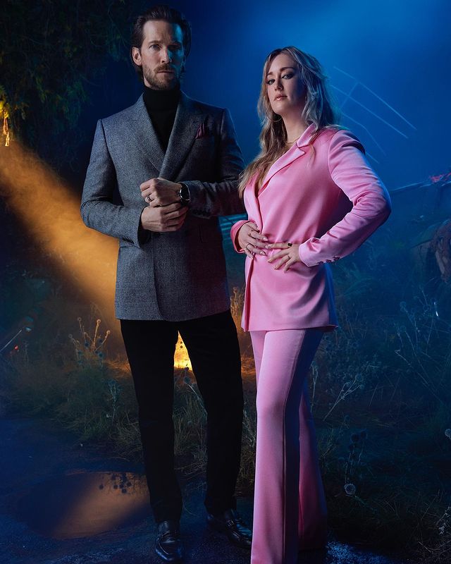 Ilustração do signo de Áries, apresentando um símbolo que lembra os chifres de um carneiro, com curvas suaves, envolto por traços geométricos