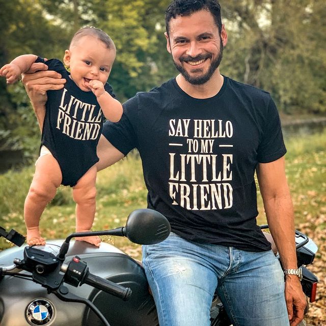 Médica segurando uma seringa e um cachorro deitado ao lado dela em uma mesa