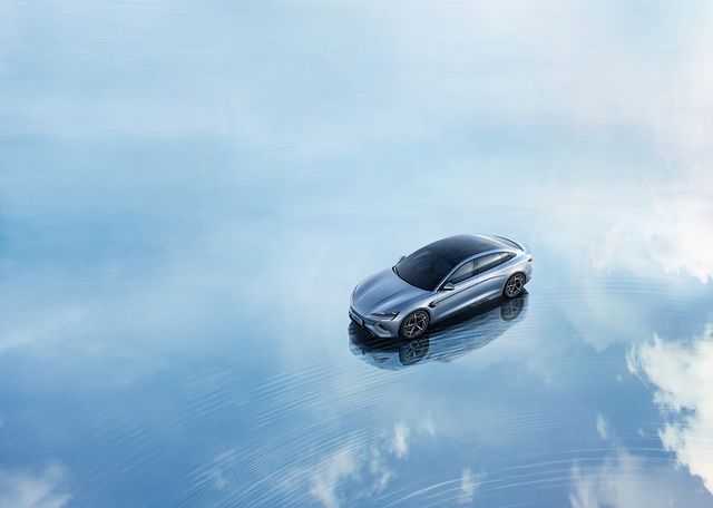 Mulher em frente a um espelho colocando uma máscara facial no rosto