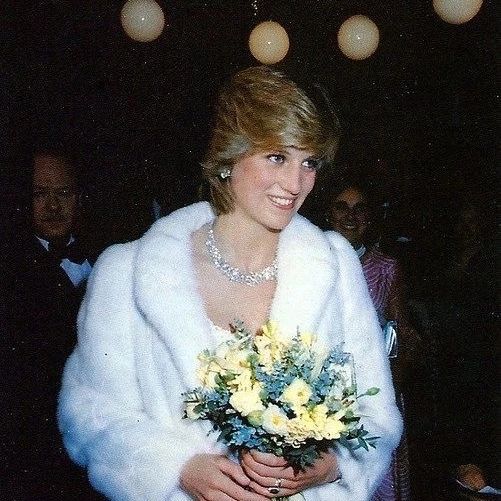 Jovem tomando drinque em quiosque na praia