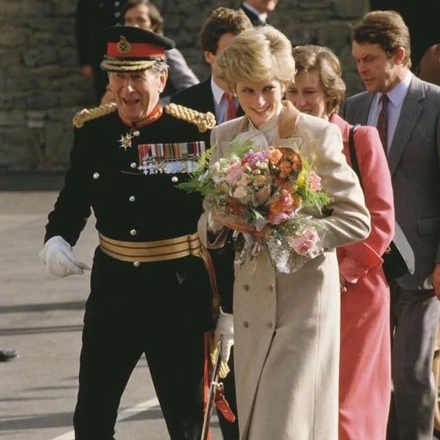 Capa do livro "Orar faz muito bem!" com a foto de uma pessoa orando ao pôr do sol 