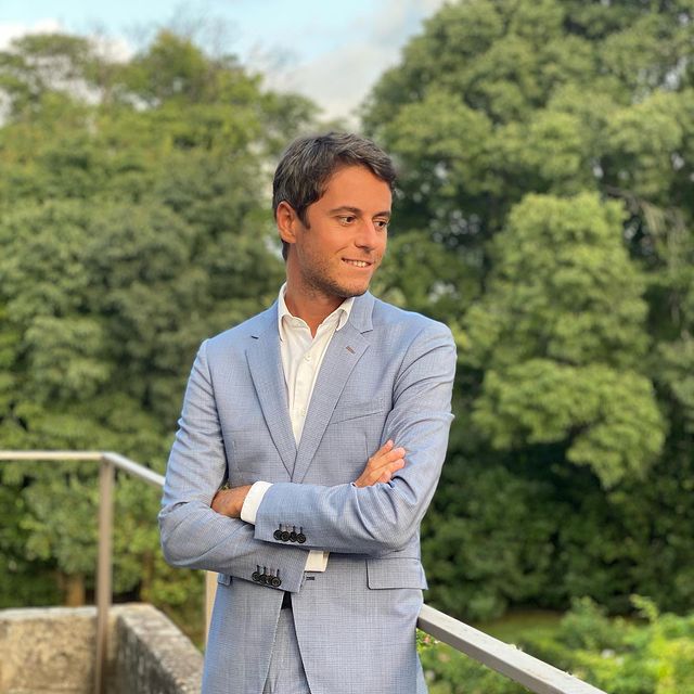 pote de madeira com ovos brancos e vermelhos. mão ao lado segurando ovo branco