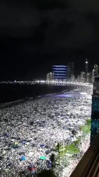 Biquíni amarelo em cima de pano rosa em areia da praia