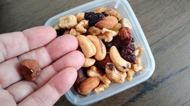 Ilustração minimalista do signo de Libra, representado por uma balança em círculo roxo sobre fundo bege