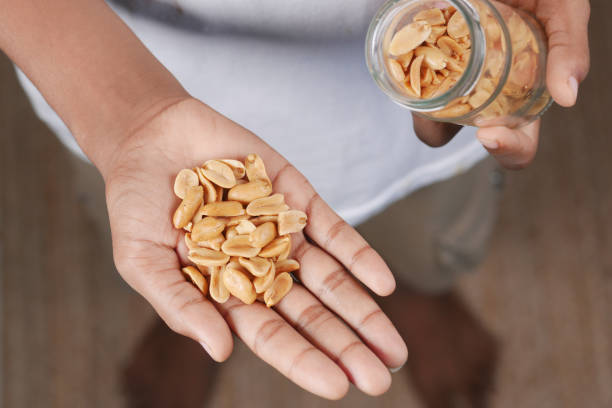 Ilustração minimalista do signo de Capricórnio, com um símbolo de cabra estilizada em círculo roxo sobre fundo bege