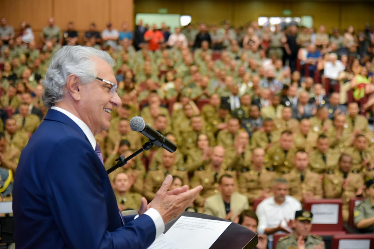 Casal se encarando com expressão preocupada, ambos estão com roupas de festa