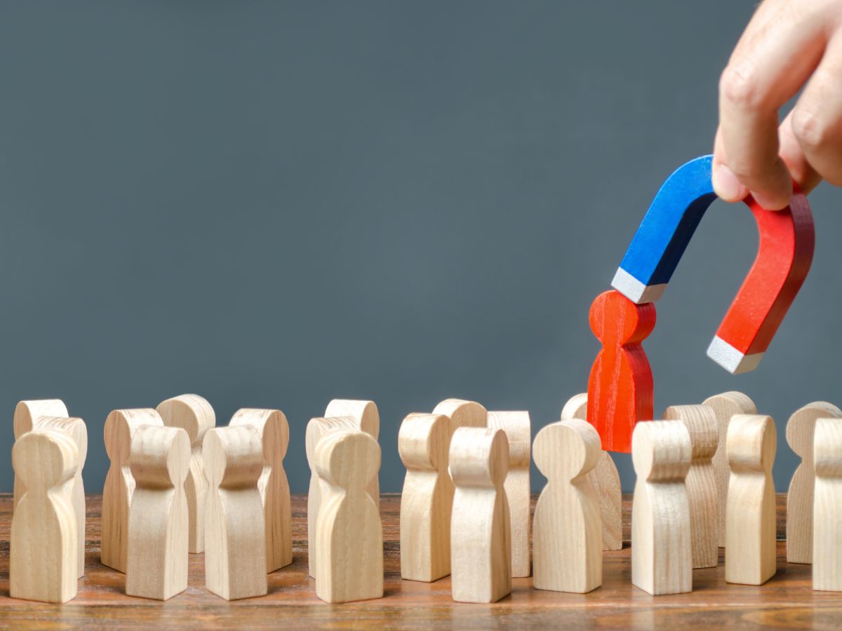 A assessoria jurídica e o organizador político, que vem a ser, em nome bonito para os tempos atuais, o gestor da campanha, são essenciais.