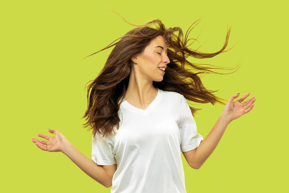 Pastor belga malinois em ambiente aberto verde