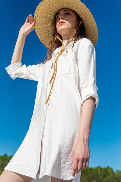 Mulher mais velha comendo salada após praticar exercício