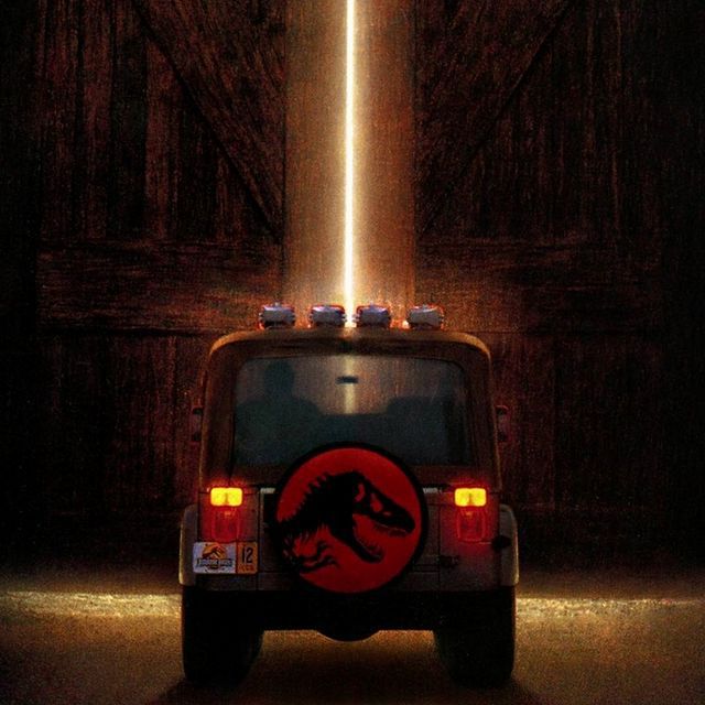 Quarto de bebê com parede branca, barraca, tapete bege e quadros coloridos na parede 