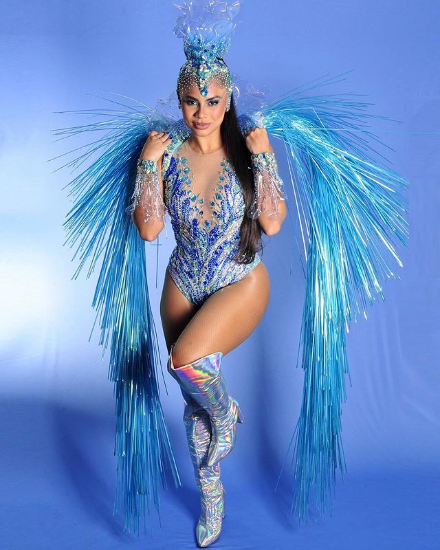 Homem com o cabelo bagunçado e usando um aparelho no nariz para respirar