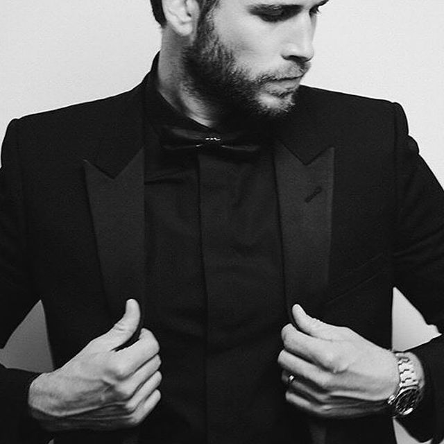 Mulher comendo banana  após realizar exercício físico