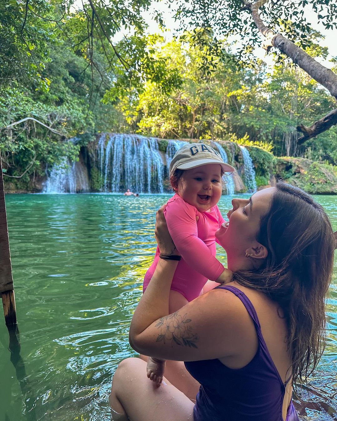 Mulher em um supermercado lendo o rótulo da embalagem de um leite 