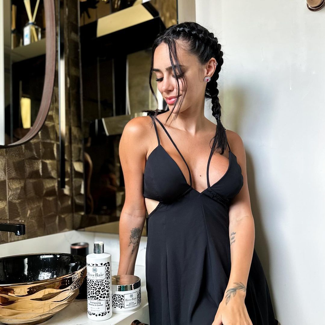 Pedra âmbar em cima de outra pedra