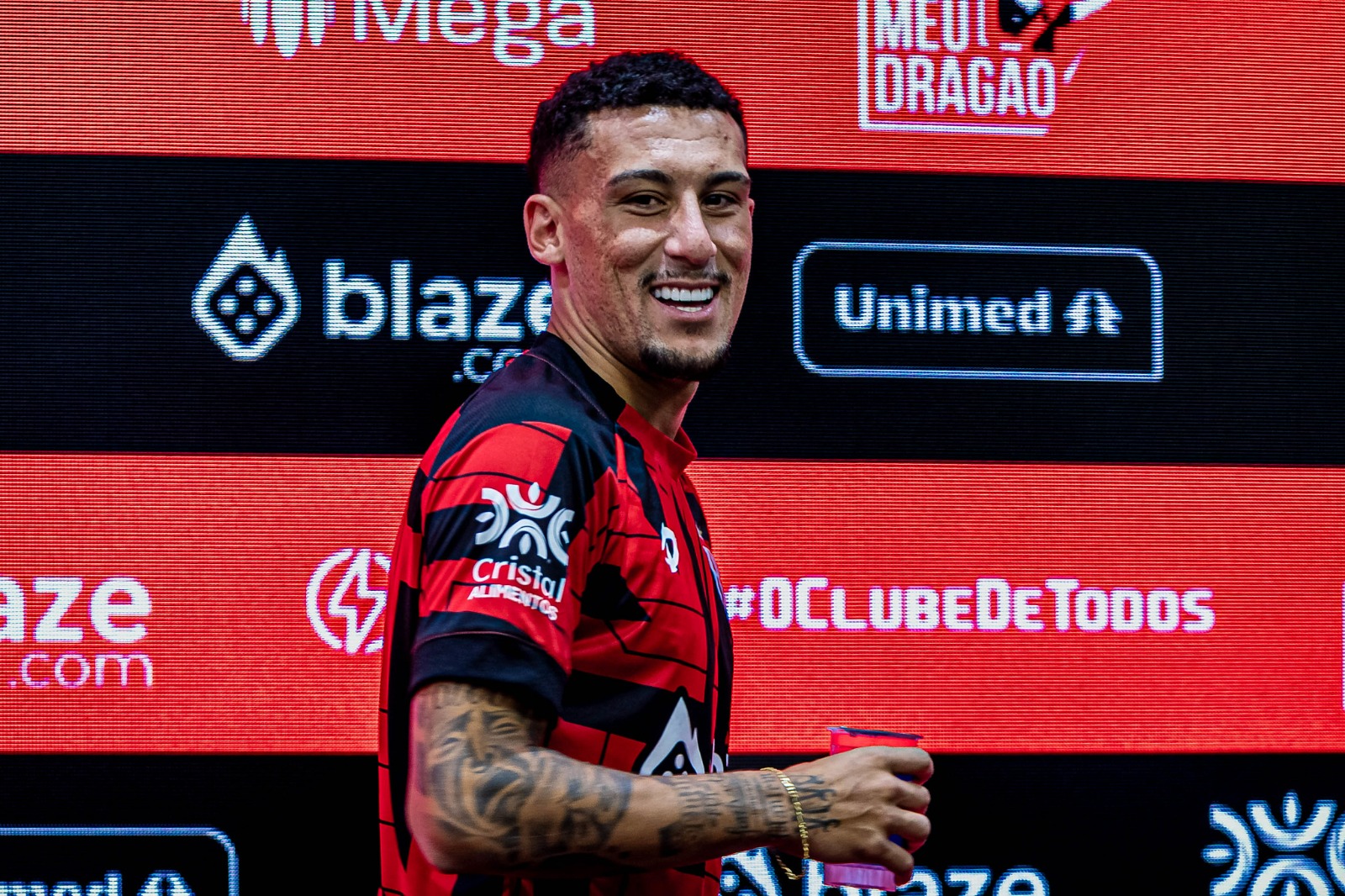 Capa de livro preta com imagem de policiais na sombra e título do livro e nome do autor