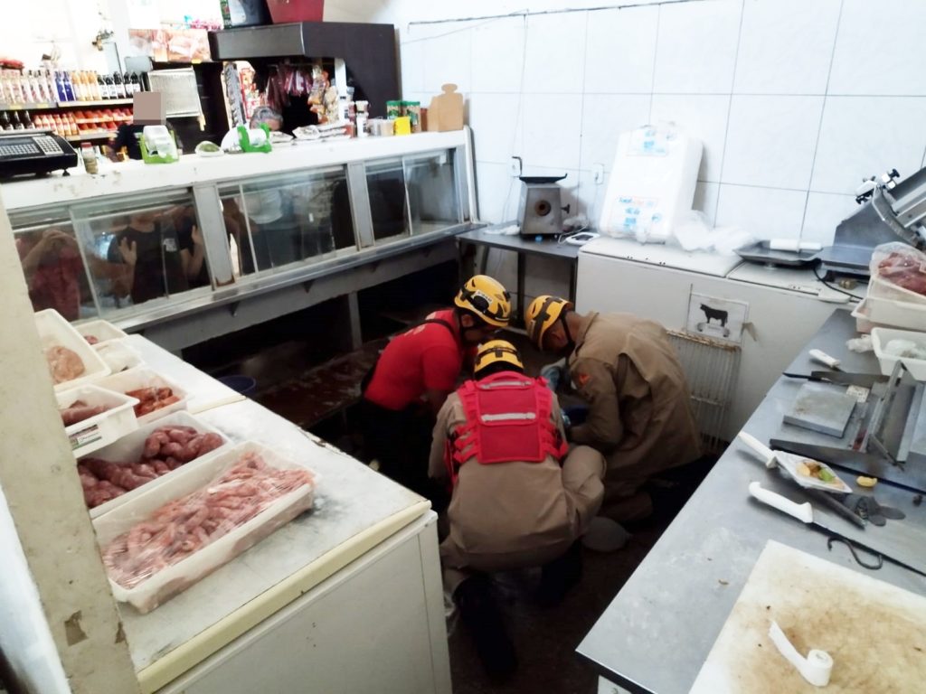 açougueiro morre ao levar choque, em Caldas Novas. Foto: Corpo de Bombeiros