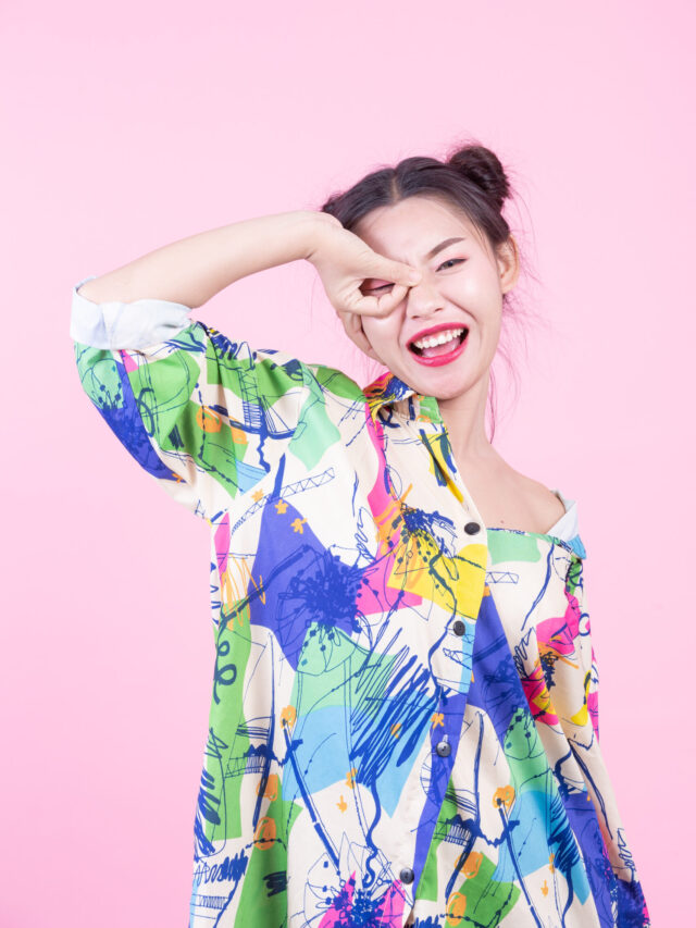 Imagem de dois pés na balança e acima uma fita métrica rosa