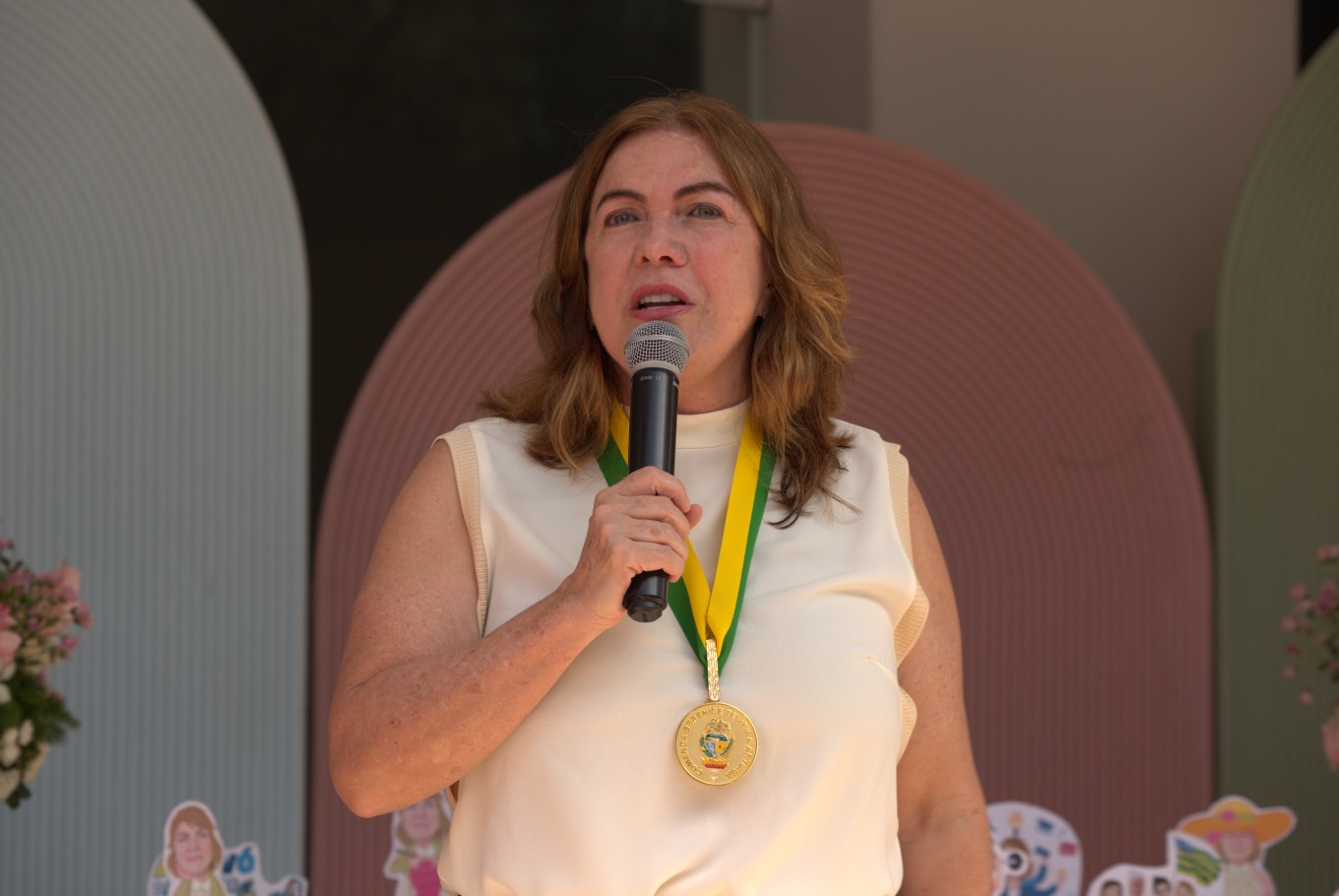secretária de Estado da Educação, professora Fátima Gavioli, recebeu uma importante homenagem da Assembleia Legislativa de Goiás