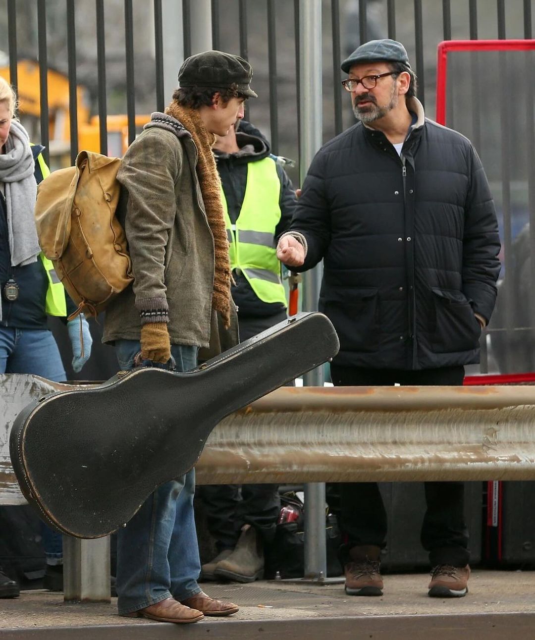 Estrogonofe de cogumelo em panela de ferro em cima de mesa de madeira