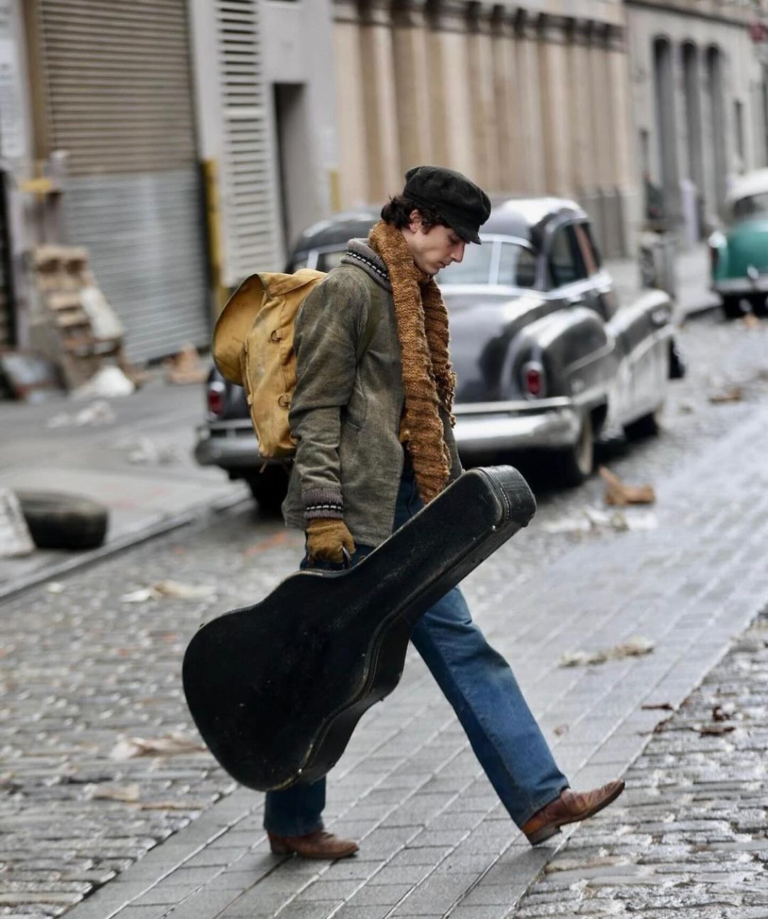 homem de costas, com camiseta branca com número 10 e bandeira do santos