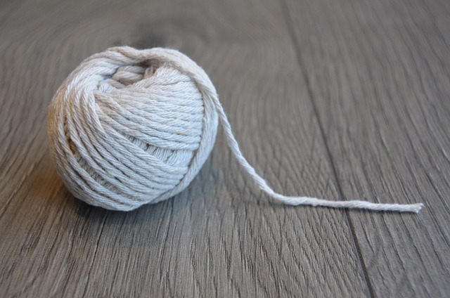 Duas pessoas conversando em bloquinho de Carnaval