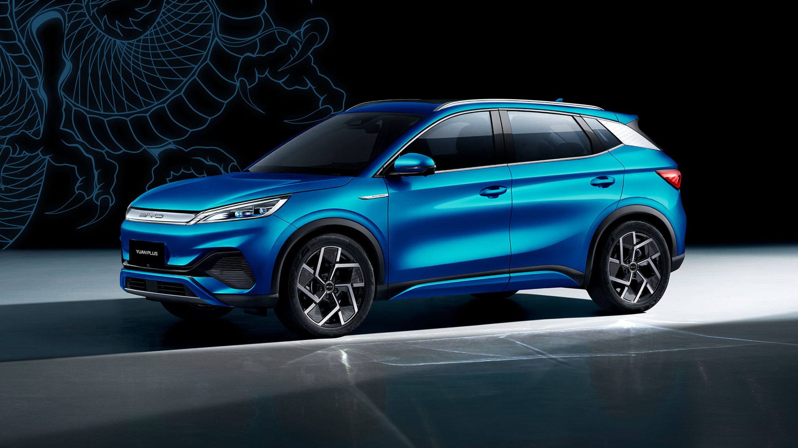 Jovem aplicando água termal no rosto 