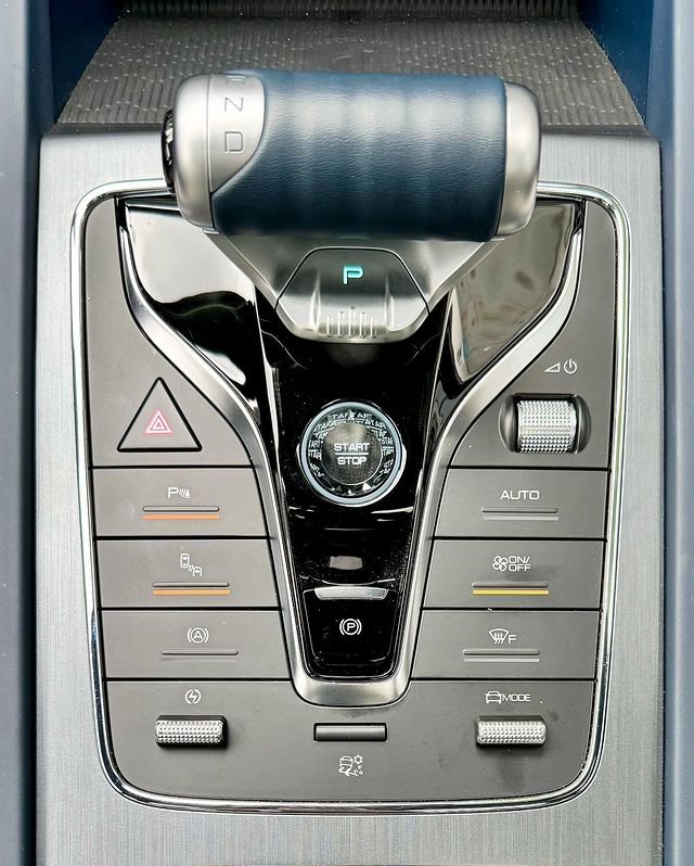 Mulher e menino sentados em um consultório conversando com um médico 